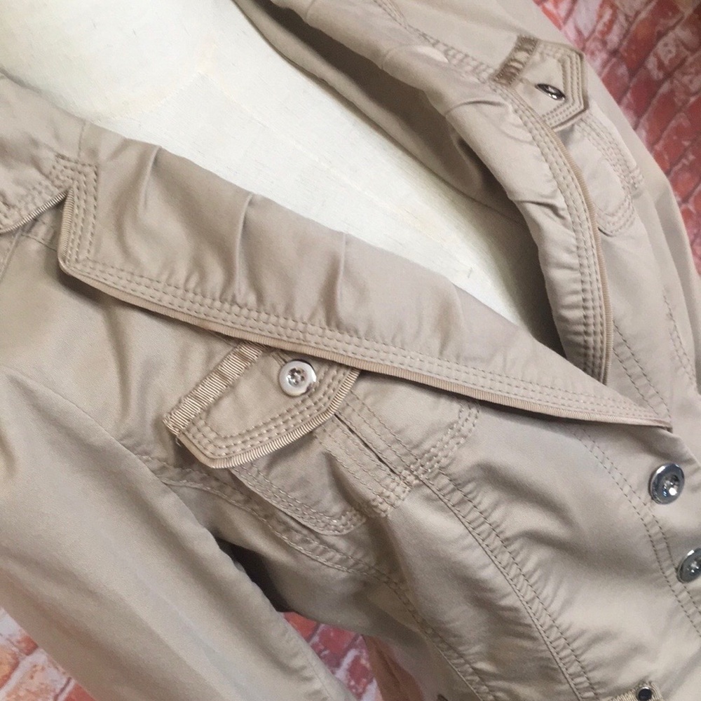 White House Black Market Tan
Tailored Cropped Button-Front Jacket - Picture 2 of 10